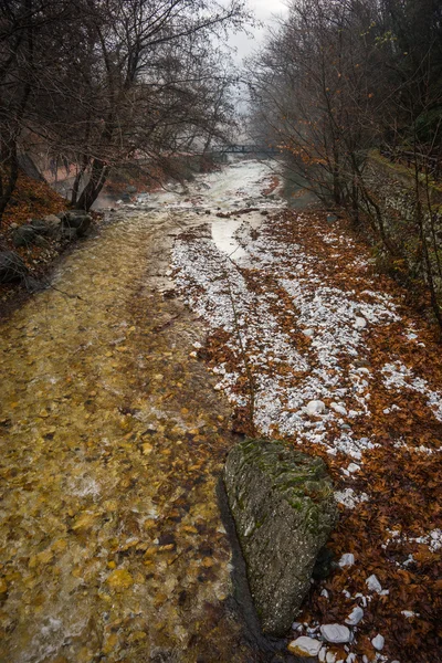 Rzeka z kolorowych kamieni i gorących źródeł w Loutra Pozar, północ — Zdjęcie stockowe