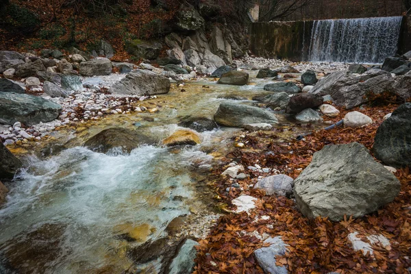 A színes kövek és a hot springs Loutra Pozar, River North — Stock Fotó