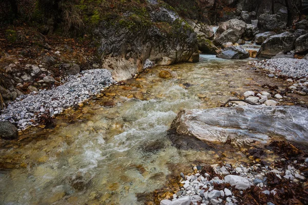 A színes kövek és a hot springs Loutra Pozar, River North — Stock Fotó