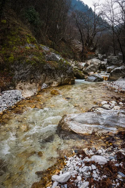 A színes kövek és a hot springs Loutra Pozar, River North — Stock Fotó