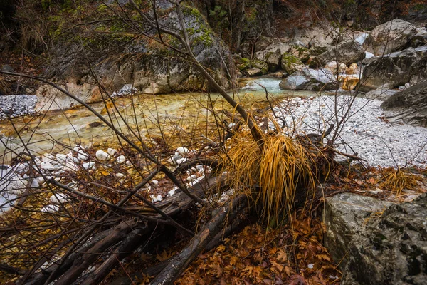 Řeka s barevnými kameny a horké prameny v Loutra Pozar, sever — Stock fotografie