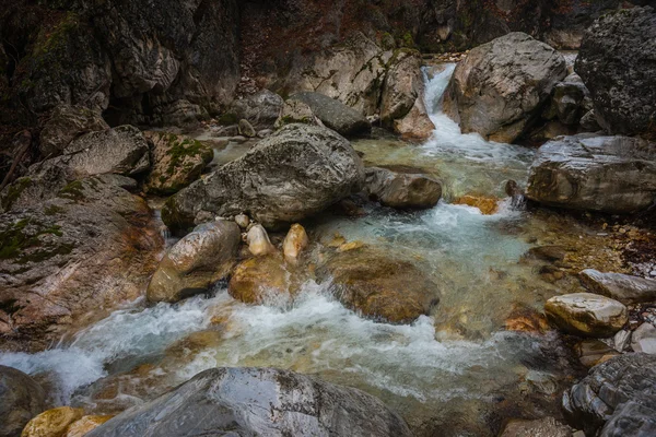 Řeka s barevnými kameny a horké prameny v Loutra Pozar, sever — Stock fotografie