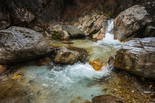 Řeka s barevnými kameny a horké prameny v Loutra Pozar, sever — Stock fotografie