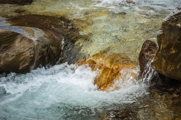 Río con piedras de colores y aguas termales en Loutra Pozar, Norte —  Fotos de Stock