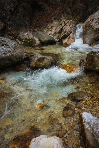 Rio com pedras coloridas e fontes termais em Loutra Pozar, Norte — Fotografia de Stock