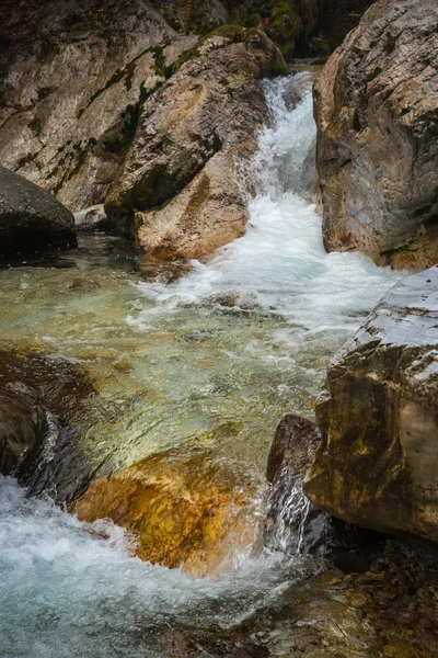 Řeka s barevnými kameny a horké prameny v Loutra Pozar, sever — Stock fotografie