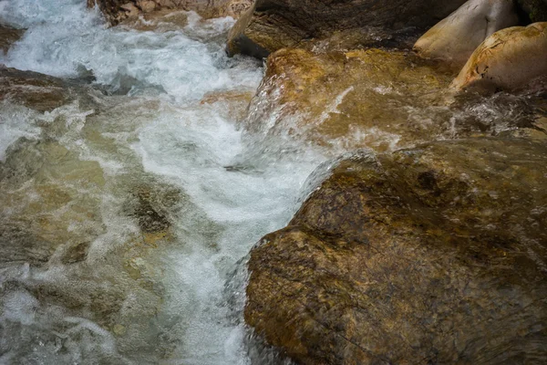 Río con piedras de colores y aguas termales en Loutra Pozar, Norte —  Fotos de Stock