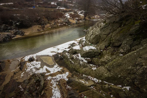 Rivière aux eaux vertes, neige et glace près de Xanthi en Grèce — Photo