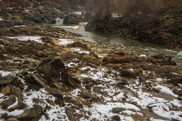 Rivière aux eaux vertes, neige et glace près de Xanthi en Grèce — Photo
