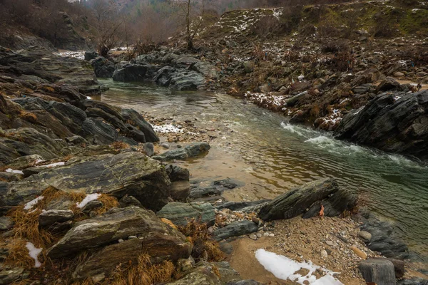Fluss mit grünem Wasser, Schnee und Eis bei Xanthi in Griechenland — Stockfoto