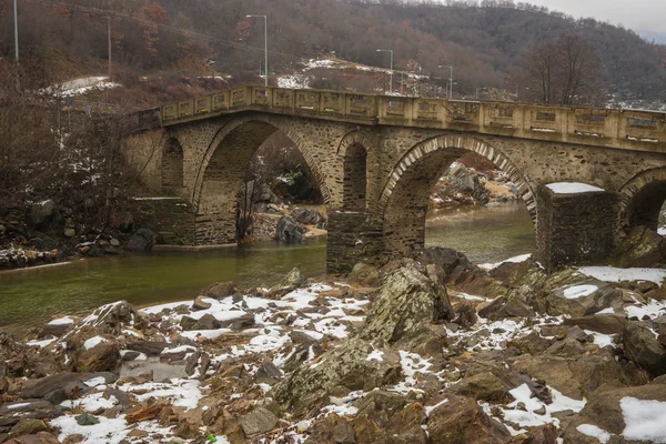 緑の水、雪および氷クサンティの近くで川を渡る橋 — ストック写真