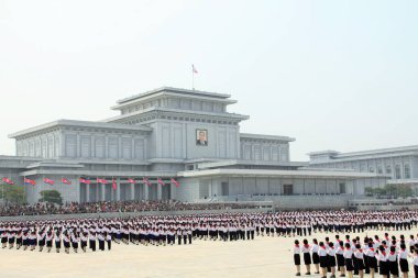 Pyongyang, Kuzey Kore - 15 Nisan 2010: Güneşin Kumsusan Sarayı önünde toplanan öğrenciler