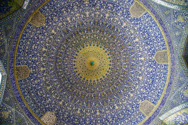 Şah Camii 'ndeki yüksek kubbenin iç görünüşü polikrom kiremitlerle kaplı.