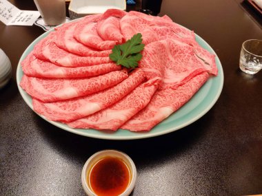 Sukiyaki için yüksek kalitede kesilmiş Japon sığırı 