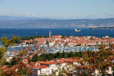Sloven güzel eski kasabası ve Izola marinası ön planda görülebilir. İtalya 'da Trieste arka planda görülebilir.