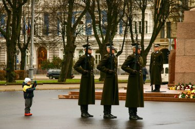 Riga, Letonya - 15 Kasım 2006: Özgürlük Anıtı 'ndaki nöbetçinin değiştirilmesine küçük bir onur kıtası katıldı.