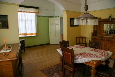 Kolmanskop, Namibya - 14 Mayıs 2005: Alman sömürge tarzında Eski Yemek Odasının İçi