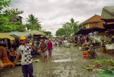 Siem Reap, Kamboçya - 2 Kasım 1999: Tropik yağmur mevsiminde Kamboçya 'da karanlık gökyüzü olan çamurlu bir açık hava pazarı