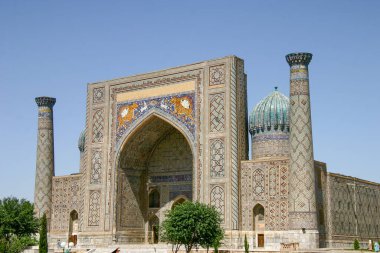 Sher-Dor Madrasah, Registan Meydanı 'nda