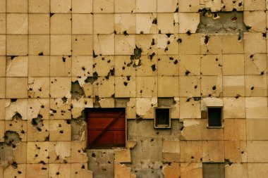 Bosna Savaşı 'nın izleri, Saraybosna ve Bosna-Hersek' teki bina duvarında kurşun delikleri