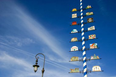 Schwangau, Almanya - 18 Ekim 2006: Neuschwanstein Kalesi ve Almanya 'nın Bavyera kentindeki Fuessen yakınlarındaki Hohenschwangau Kalesi işaretleriyle Maypole