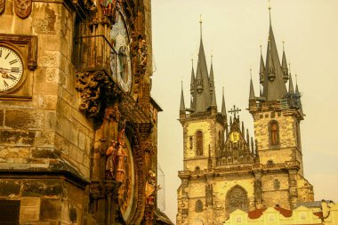 Prag Astronomik Saati ve Tyn 'dan Önce Leydimizin Kilisesi