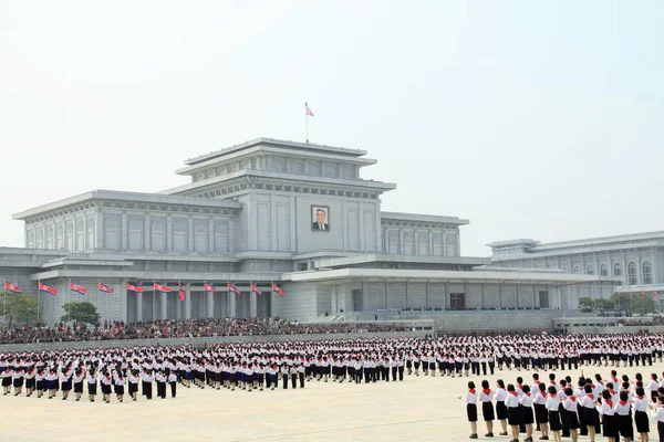 Pyongyang Corea Del Nord Aprile 2010 Incontro Studenti Davanti Palazzo — Foto Stock