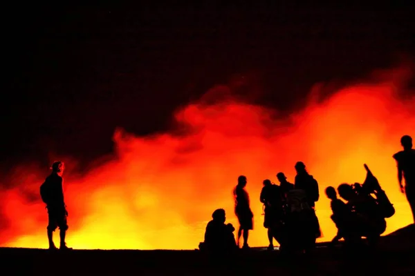 People Standing Edge Volcano Crater Erta Ale Erta Ale Basaltic — Stock Photo, Image
