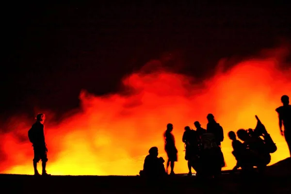 Gente Parada Borde Del Cráter Del Volcán Erta Ale Erta —  Fotos de Stock