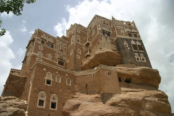 Rock Palace Postaven Vrcholu Obrovské Skály Wadi Dahr Jemen — Stock fotografie