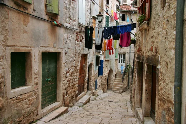 Una Estrecha Calle Europea Con Adoquines Casco Antiguo Porec Croacia — Foto de Stock