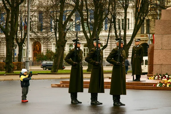 Riga Letonya Kasım 2006 Özgürlük Anıtı Ndaki Nöbetçinin Değiştirilmesine Küçük — Stok fotoğraf