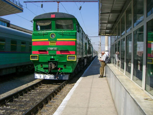 타슈켄트 우즈베키스탄 2007 소련이 우즈베키스탄 철도에 2Te10M 기관차를 — 스톡 사진