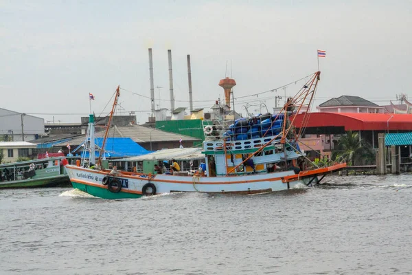 Thailändisches Boot Auf Dem Tha Chin Fluss — Stockfoto