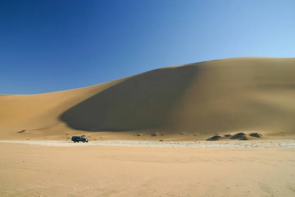 一种4Wd越野车上的沙漠口 — 图库照片