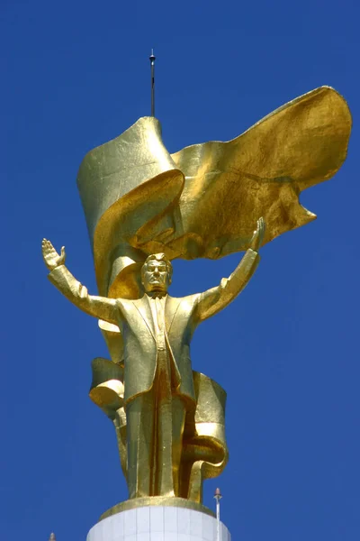 2007年 平成19年 5月20日 トルクメニスタン アシャバト12メートル 39フィート の高さの金メッキのニヤゾフ像が太陽に向かって回転 — ストック写真