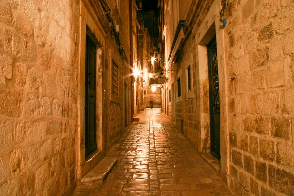 Beco Estreito Iluminado Por Lâmpadas Rua Noite Cidade Velha Dubrovnik — Fotografia de Stock