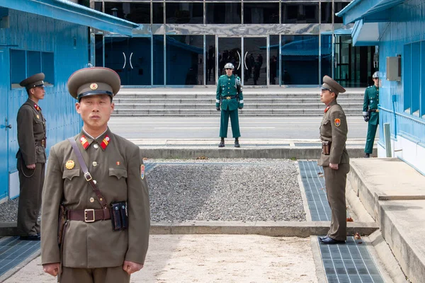2010年4月14日 北朝鮮板門店 パンムンジョム 北朝鮮 韓国両国の軍人 軍事境界線 ストック画像