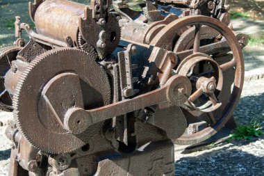 Büyük Bir Ateşle Yanık ve Paslı Yazıcı Makinesi