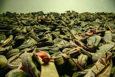 Oswiecim, Polonya - 2 Kasım 2006: Auschwitz Toplama Kampı 'nda hayatını kaybeden bazı insanların ayakkabı yığınları