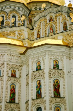 Kyiv, Ukrayna 'daki Kyiv Manastırı' nın dışındaki Dormition Katedrali.