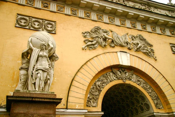 Арка Входа Здание Старого Адмиралтейства Статуей Морских Нимф Санкт Петербурге — стоковое фото