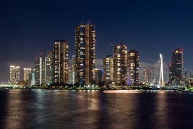 Yüksek Binalı Güzel Tokyo Gece Manzarası