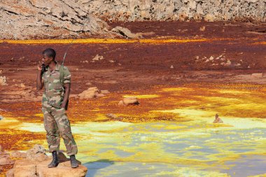 Dallol, Etiyopya - 17 Ocak 2014: Tek başına duran Etiyopyalı bir ordu işaretçisi