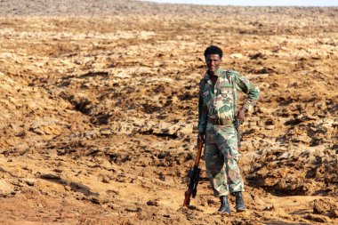 Dallol, Etiyopya - 17 Ocak 2014: Elinde bir Dragunov keskin nişancı tüfeğiyle duran Etiyopyalı asker