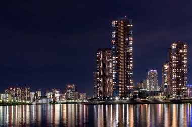 Öndeki Tsukishima bölgesinin ve arkadaki Toyosu bölgesinin gece görüşü.