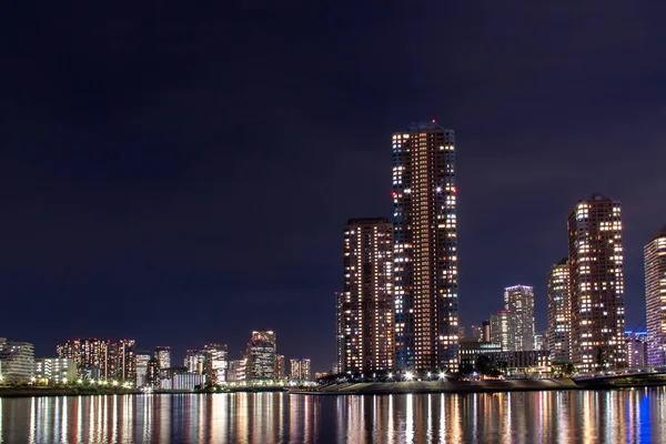 水面に映る高層マンションの夜景 — ストック写真