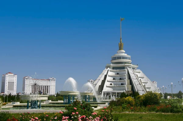 Ashgabat Türkmenistan Mayıs 2007 Bağımsızlık Parkı Ndaki Beyaz Mermer Kaplı — Stok fotoğraf