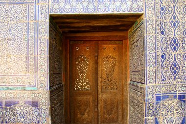 Geleneksel Khiva binası güzel süslenmiş mavi fayanslarla süslenmiş.