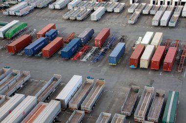 Tokyo, Japonya - 16 Aralık 2020: Otoparktaki Konteynırlar ve Kamyon Yatakları